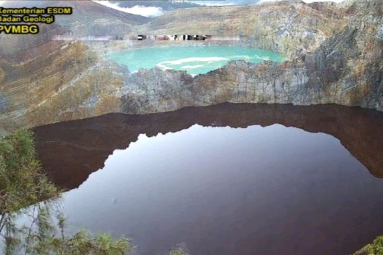 Air danau kawah I Tiwu Ata Polo Gunung Kelimutu berubah warna dari coklat kehitaman menjadi coklat. 
