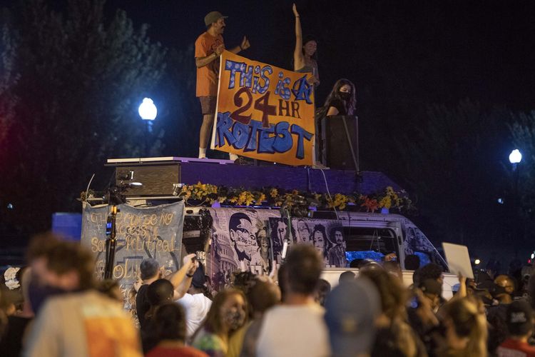 Para demonstran berkumpul di dekat Gedung Putih pada Kamis (27/8/2020) malam waktu setempat, untuk menuntut pengunduran diri Presiden Amerka Serikat Donald Trump. Demo Black Lives Matter pecah lagi di AS buntut dari insiden Jacob Blake yang punggungnya ditembak polisi 7 kali.