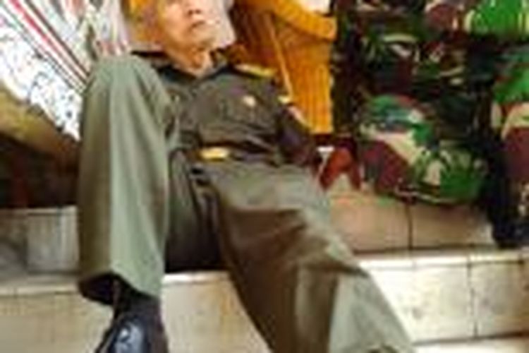 Ristom, sang veteran saat terduduk di tangga bersama seorang anggota TNI AD. Dia akhirnya dilarikan ke salah satu rumah sakit di Pematangsiantar, Sumatera Utara, Senin (17/8/2015).