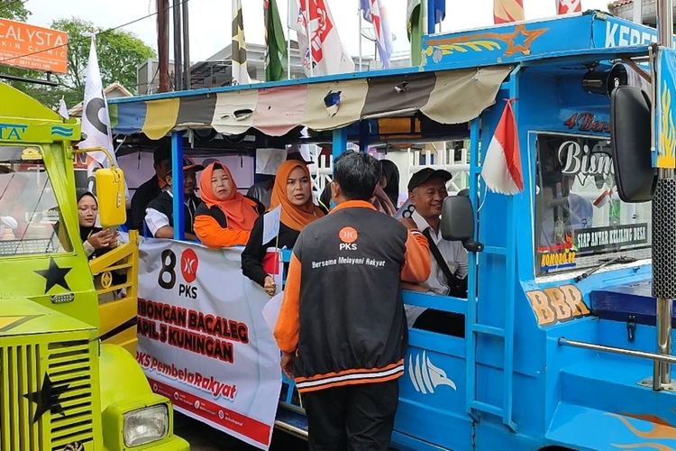 Sejumlah kader dan simpatisan PKS Kabupaten Kuningan Jawa Barat mendaftar ke kantor KPU, Senin pagi (8/5/2023). Mereka menggunakan odong odong sebagai kendaraan untuk mendaftar dan mengantarkan seluruh calon anggota legislatif Kabupaten Kuningan.