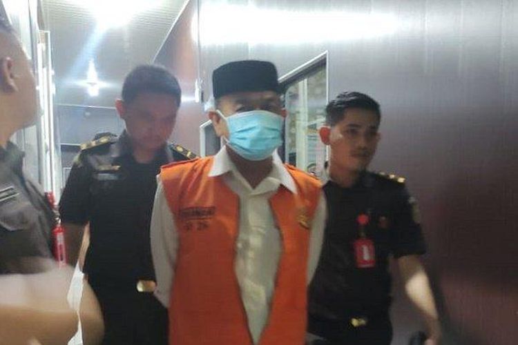 Tim penyidik Kejaksaan Negeri Pidie Jaya menggiring mantan direktur PDAM Krueng Meureudu ke mobil tahanan usai ditetapkan sebagai tersangka, Selasa (29/11/2022) petang. 
