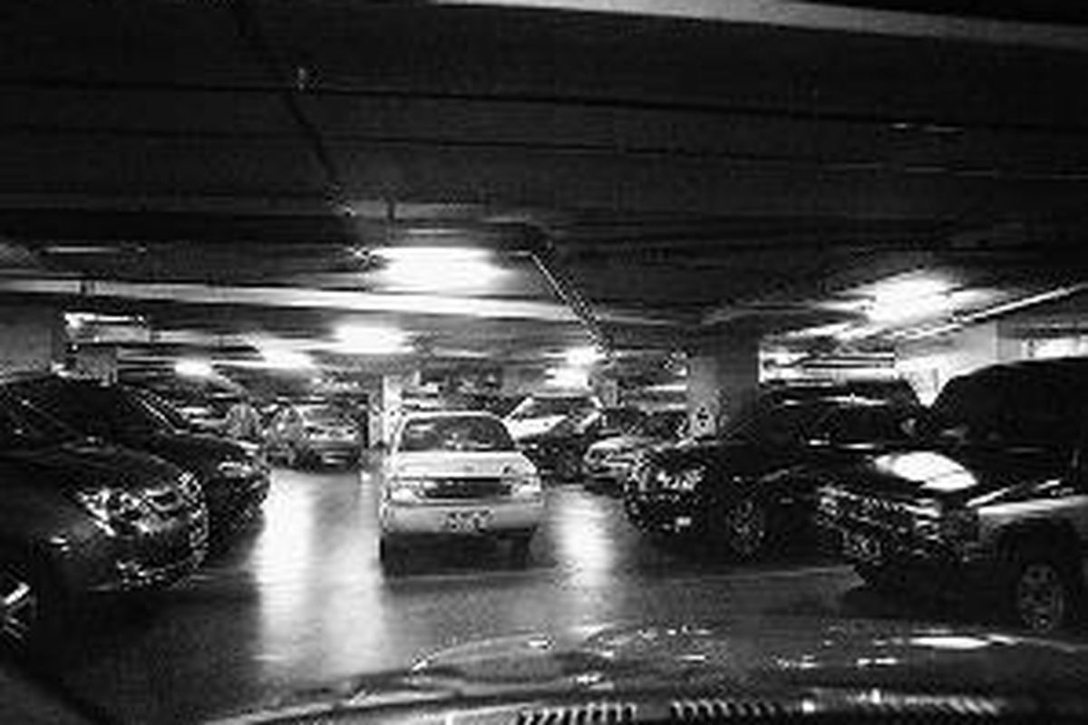 Pengguna mobil pribadi tengah mencari tempat parkir di sebuah pusat perbelanjaan di Semanggi, Jakarta Selatan.