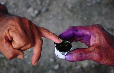 Foto dirilis Minggu (8/12/2019), memperlihatkan petugas memberikan tinta pada jari salah satu warga saat pemilihan kepala desa (Pilkades) serentak di Kudus, Jawa Tengah. Pesta demokrasi Pilkades Serentak 2019 berlangsung di sejumlah daerah di Indonesia, salah satunya di Kudus yang diikuti sebanyak 115 desa dari 9 kecamatan dengan 286 kontestan.