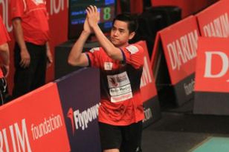 Pebulu tangkis Musica Champion, Simon Santoso, merayakan kemenangan atas Yuki Omino dari tim Hitachi pada babak penyisihan Djarum Superliga Badminton 2015 yang berlangsung di Denpasar, Bali, Senin (26/1/2015).