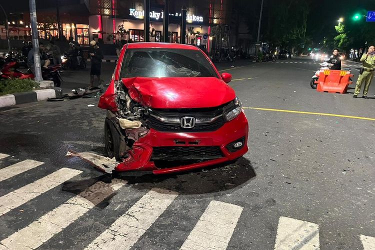 Kendaraan roda empat Honda Brio Merah terlibat kecelakaan di Jalan Slamet Riyadi, Simpang Empat Ngarsopuro, Kelurahan Kemlayan, Kecamatan Serengan, Kota Solo, Jawa Tengah (Jateng), pada Minggu (14/1/2024).