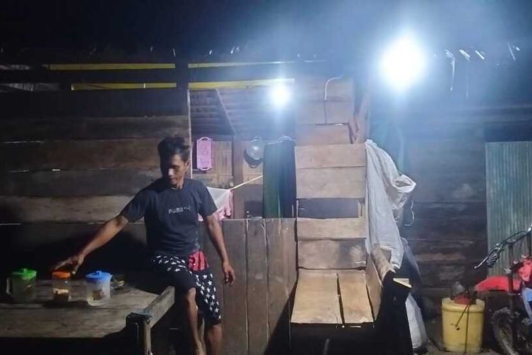 Kisah Keluarga Yeni di Luwu Tinggal di Bekas Dapur Gula Aren Tanpa Listrik, Kini Terang