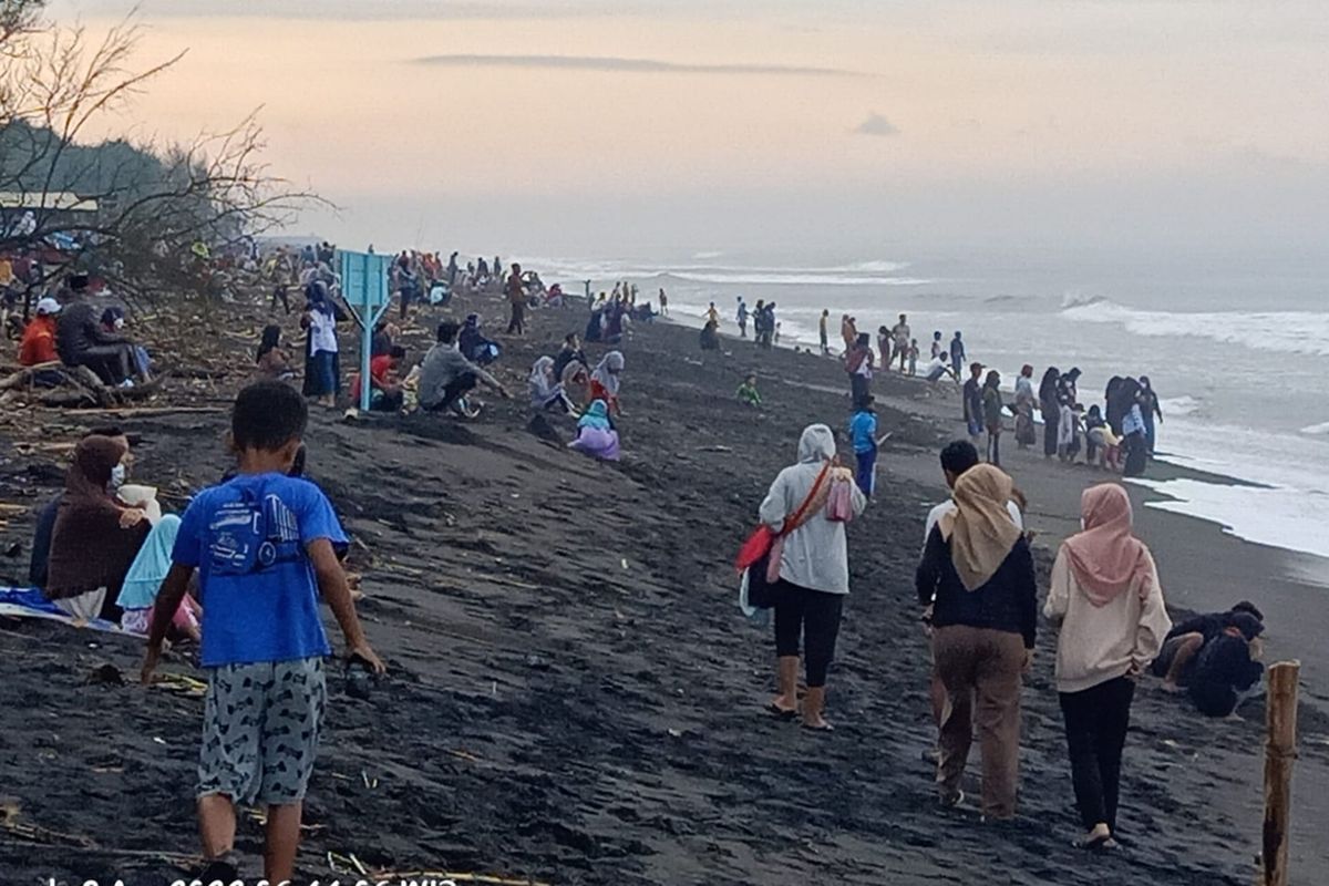Tradisi mengunjungi pantai di hari libur atau akhir pekan di bulan Ramadhan. Tampak pengunjung memadati pantai wisata di Kabupaten Kulon Progo, Daerah Istimewa Yogyakarta, di hari pertama puasa yang kebetulan jatuh pada hari Minggu (3/4/2022). Mereka mayoritas adalah warga sekitar pantai.