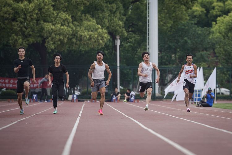 Juara Sprint 100m Putra, Arfiansyah Adi Yuliarta (SMA Hang Tuah 1 Surabaya), melakoni eksebisi dengan mahasiswa Shanghai University of Sports (SUS), saat mengikuti program international training  SAC Indonesia di China yang berlangsung pada 24 April-2 Mei 2024. 