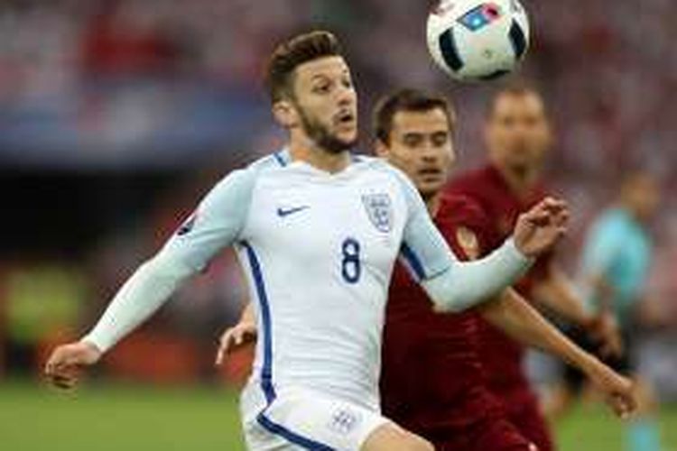 Gelandang Inggris, Adam Lallana, berupaya mengontrol bola saat tampil dalam laga Grup B Piala Eropa 2016 kontra Rusia, di Stade Velodrome, Marseille, Sabtu (11/6/2016) waktu setempat.