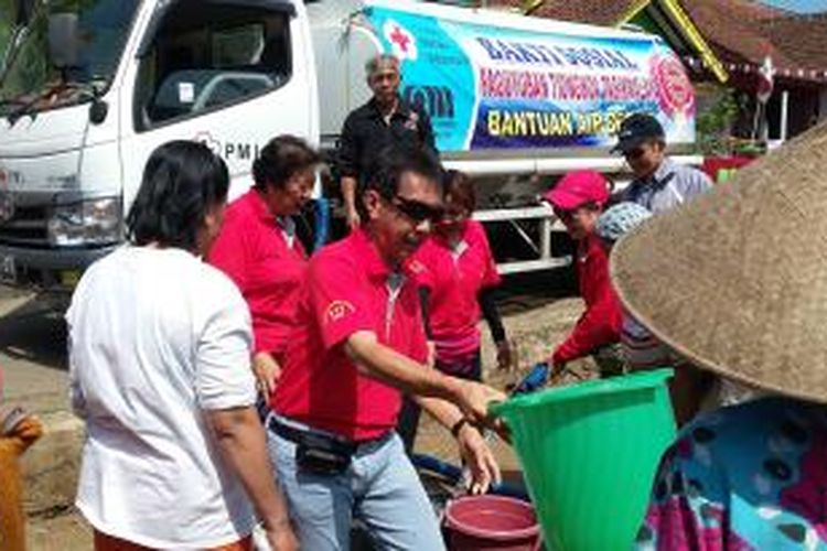 Warga Tasikmalaya berebut untuk mendapatkan bantuan air bersih di Kecamatan Cibeureum, Kota Tasikmalaya, Kamis (20/8/2015).