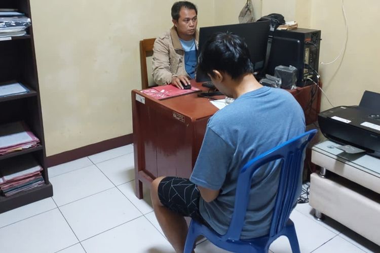 FI (31) pelaku perampokan dengan berpura-pura menjadi pembeli mobil diamankan di Satreskrim Polresta Banyumas, Jawa Tengah.