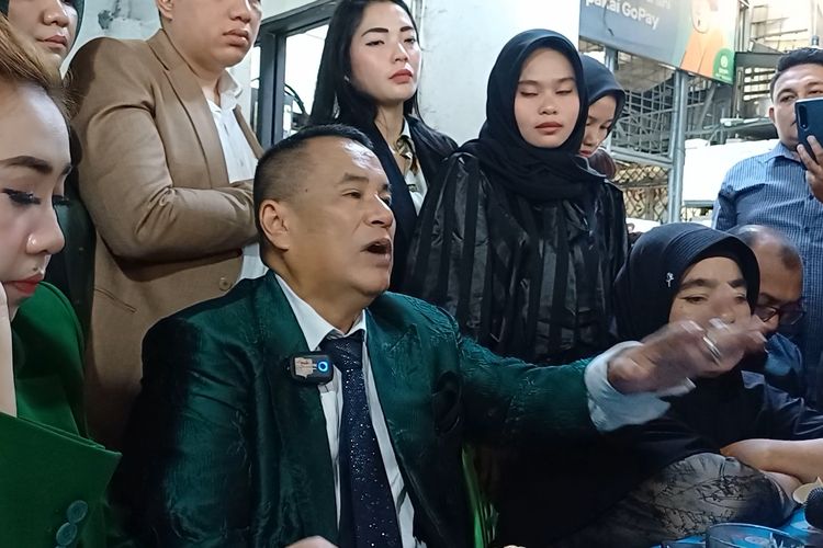 Pengacara kondang Hotman Paris resmi menjadi kuasa hukum ibunda Imam Masykur (25), Fauziah (47).