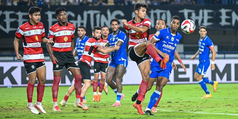 Aksi pemain Madura United Aji Kusuma melakukan clearance di pertahanan saat menghadapi Persib Bandung pada laga pekan ke-23 Super League 2025-2026, Kamis (26/2/2026) di Stadion Gelora Bandung Lautan Api (GBLA). 