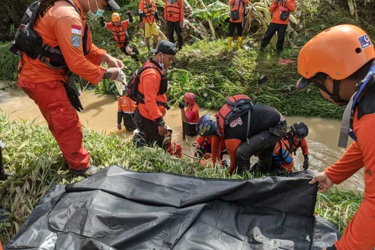 Tim SAR gabungan saat mengevakuasi korban. KOMPAS.COM/DOK. TIM SAR