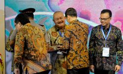 Alex Noerdin Naik Ojek Jemput Kado Terakhir dari Presiden Jokowi