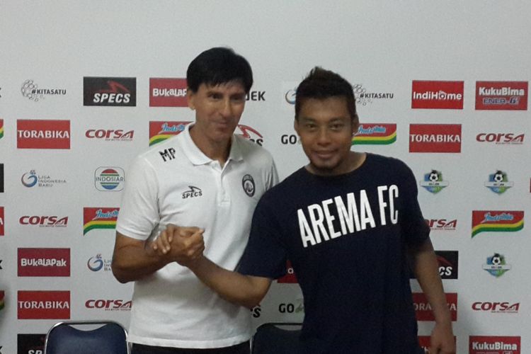 Pelatih Arema FC Milan Petrovic bersama kapten tim Hamka Hamzah usai mengalahkan Sriwijaya FC di Stadion Kanjuruhan, Kabupaten Malang, Minggu (9/12/2018)