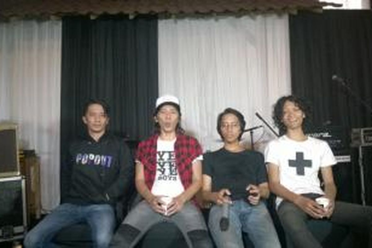 Grup band The Sidhartas yang terdiri dari (kiri-kanan) Massto (drum), Bimbim (vokal), Awa (gitar), dan Firas (bas) diabadikan dalam acara peluncuran album perdana mereka di Gang Potlot III, Duren Tiga, Jakarta Selatan, Senin (18/1/2016).