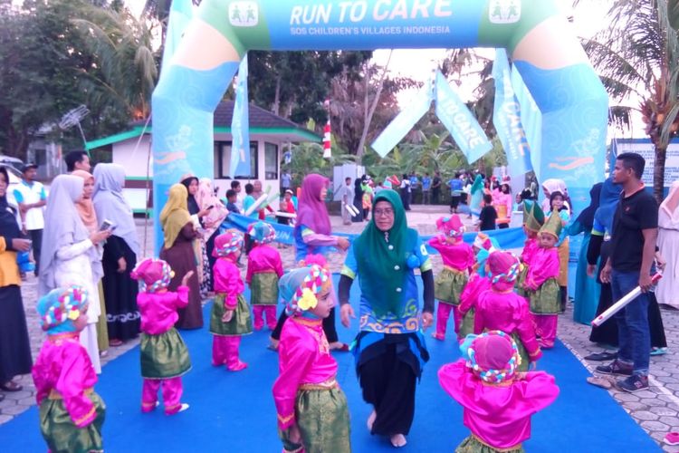 Anak-anak asuh SOS Children's Villages Aceh Besar, Provinsi Aceh menyiapkan tarian penyambutan bagi para pelari Run To Care Aceh 2019 pada Kamis (21/11/2019)