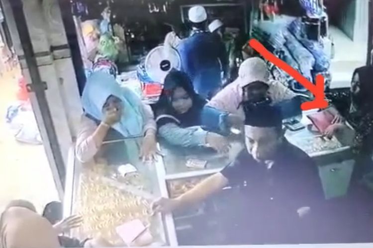 Sebuah video yang memperlihatkan seorang wanita mencuri emas di salah satu toko viral di media sosial, Kamis (9/2/2023). 