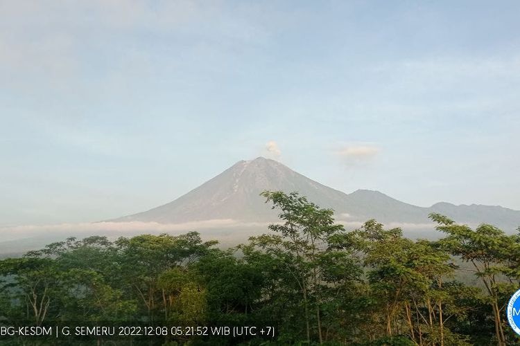 Gunung Semeru terlihat jelas dari Pos Pemantauan Gunung Api Semeru, Kamis (8/12/2022).