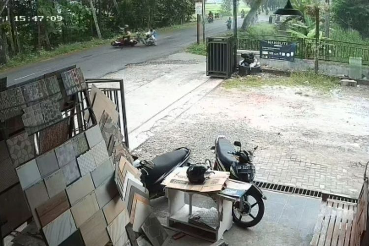 Tangkapan layar rekaman kamera pengawas pada tabrakan yang terjadi di sekitar Toko Bangunan Tunggal Jaya di Jalan Pahlawan, Pedukuhan Cangkring, Kalurahan Bendungan, Kapanewon Wates pada Jumat (20/1/2023) lalu. Rekaman video pengawas ini beredar di media sosial.