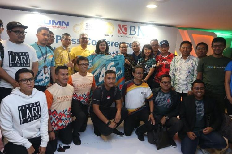 Direktur Hubungan Kelembagaan BNI Adi Sulistyowati (tengah belakang), berfoto bersama komunitas lari dalam acara press conference BNI ? UI Half Marathon 2018 di Jakarta (27/03). PT Bank Negara Indonesia (Persero) Tbk atau BNI bersama Universitas Indonesia (UI) dan Ikatan Alumni Universitas Indonesia (ILUNI) siap menggelar kompetisi olahraga lari di dalam lingkungan kampus terbesar di Indonesia, yaitu BNI - UI Half Marathon 2018.
