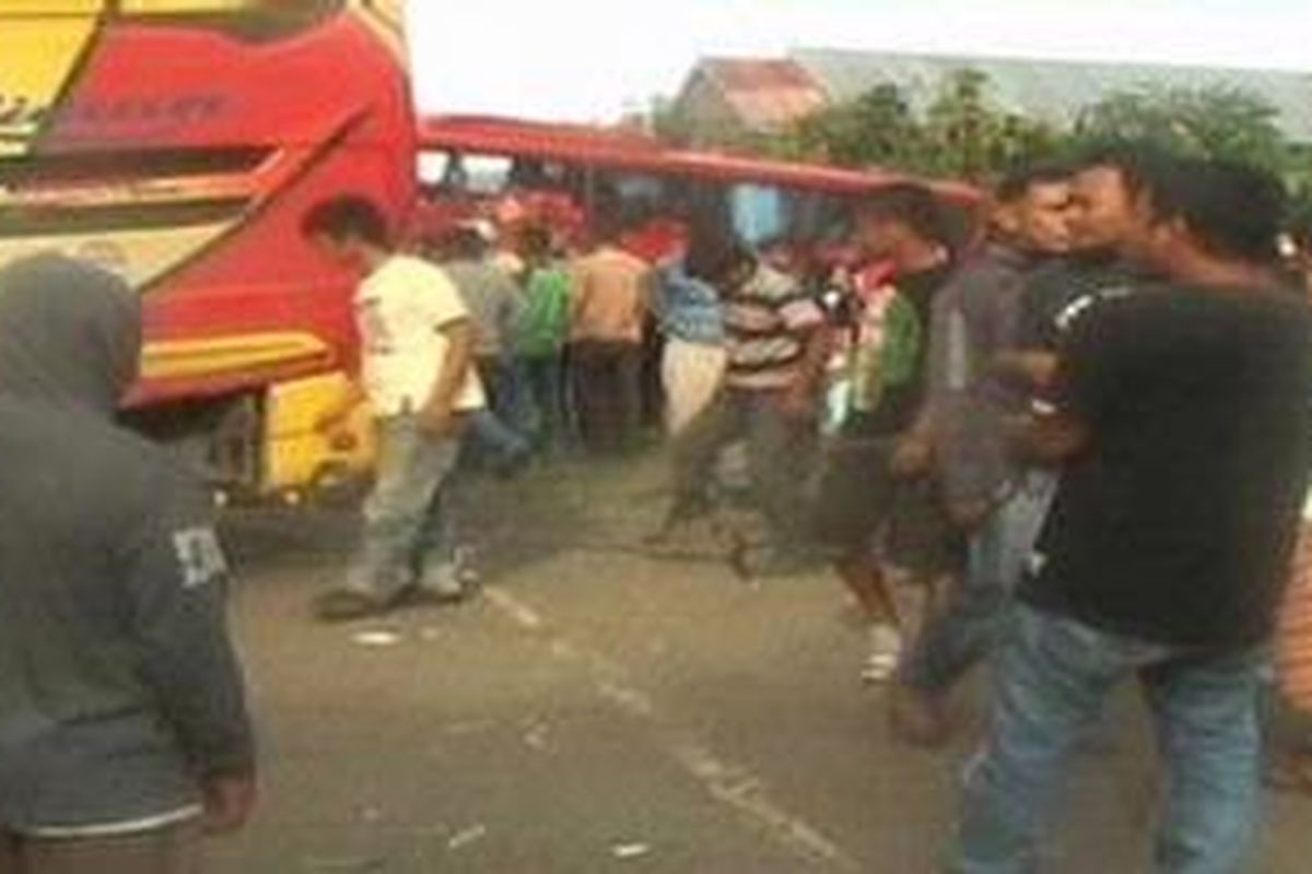 Dua bus bertabrakan di Polewali Mandar, setelah salah satunya menghindari pohon yang tumbang akibat terjangan anging kencang, Selasa (8/1/2013).