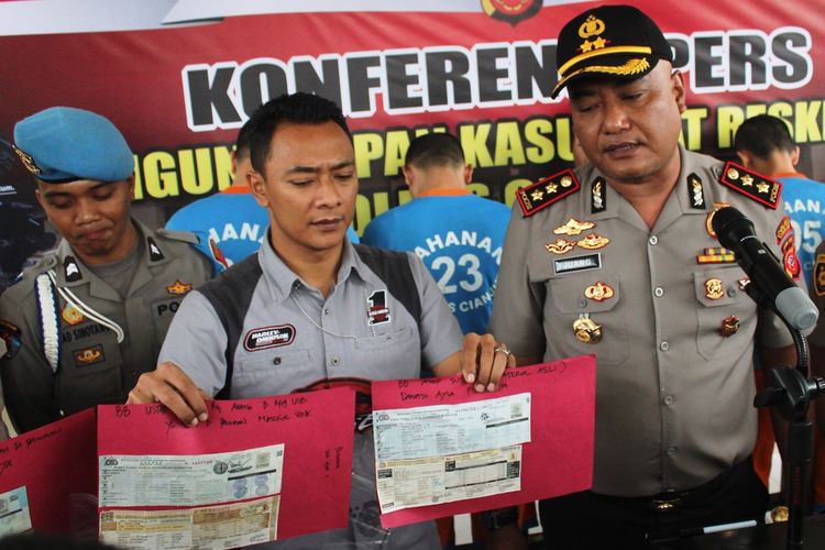 Polisi memerlihatkan STNK asli tapi palsu yang diproduksi sindikat pemalsu STNK yang berhasil diungkap jajaran Satreskrim Polres Cianjur, Jawa Barat, Kamis (5/3/2020). Lima orang telah ditahan dan dijadikan tersangka.