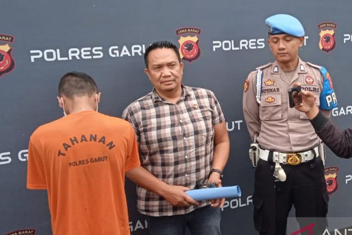 Polisi menunjukkan tersangka dalam kasus penculikan anak saat jumpa pers di Markas Polres Garut, Jawa Barat, Rabu (12/4/2023).