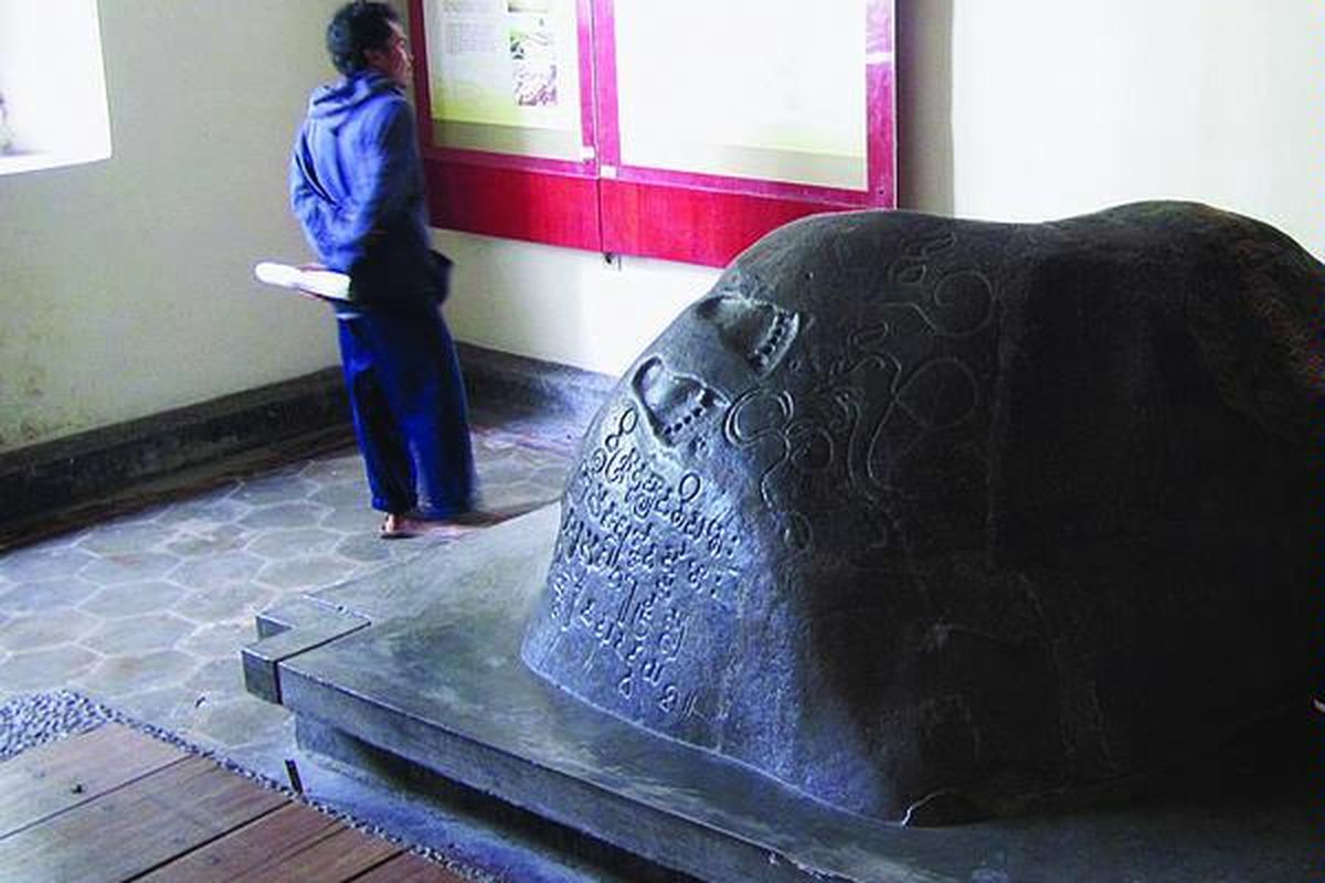 Pengunjung menikmati suasana di Museum Sejarah Jakarta.