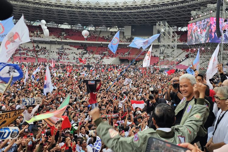 Calon presiden nomor urut 3 Ganjar Pranowo saat menghadiri kampanye akbar di Stadion Utama Gelora Bung Karno, Jakarta, Sabtu (3/2/2024).