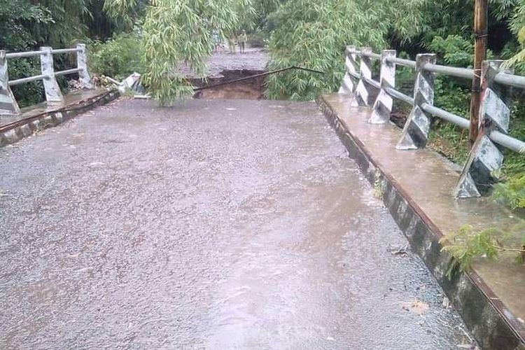Foto : Jembatan di Desa Wolowiro, Kecamatan Paga, Kabur SIKKA, NTT, jebol pasca hujan deras mengguyur sejak Selasa (18/1/2022/ hingga Rabu (19/1) siang.