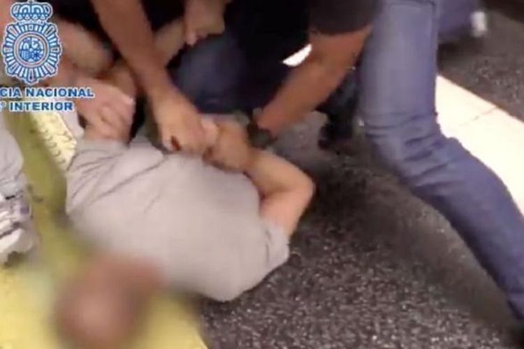 Potongan gambar dari Kepolisian Nasional Madrid, Spanyol, menunjukkan penangkapan terhadap pelaku upskirting, atau merekam bagian bawah rok perempuan tanpa izin, kemudian diunggah ke situs porno.