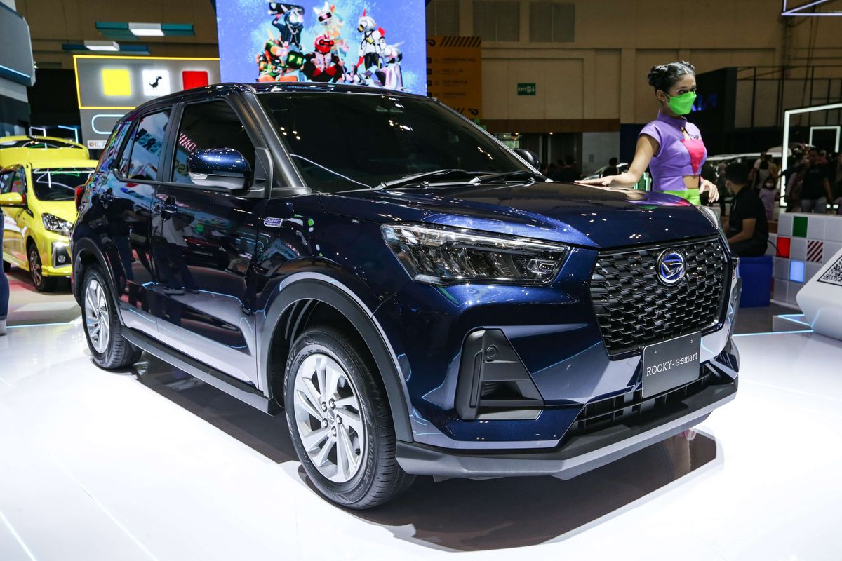 Daihatsu Rocky Hybrid dipamerkan di ajang Gaikindo Indonesia International Auto Show (GIIAS) 2022 di ICE BSD, Tangerang, Jumat (12/8/2022). Rocky Hybrid atau Rocky Series Hybrid menggunakan teknologi hibrida seri. Mesin konvensional pada mobil ini berfungsi sebagai generator untuk menyuplai energi ke baterai.