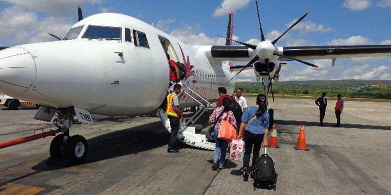 Pesawat TransNusa di Bandara El Tari, Kupang, Nusa Tenggara Timur, Minggu (31/5/2015).