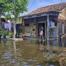 Warga Kaligawe Semarang Bertahan Dihantam Banjir, Khawatir Barang Dicuri jika Mengungsi