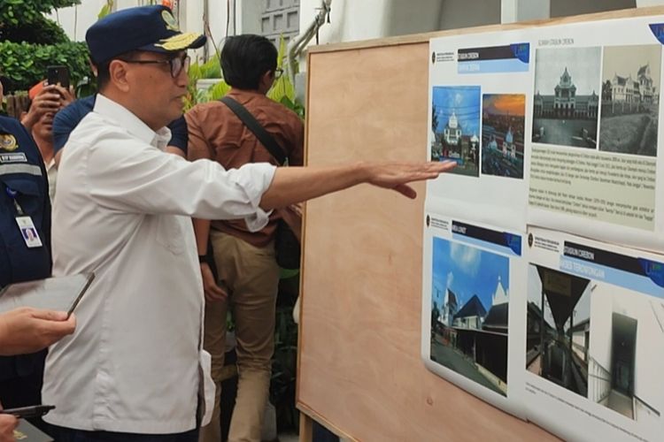 Menteri Perhubungan Budi Karya Sumadi melihat displai dokumentasi sejarah Stasiun Cirebon, dalam kunjungan kerja rencana revitalisasi Stasiun Heritage, pada Sabtu (9/3/2024) petang. Revitalisasi Stasiun Heritage dimaksudkan untuk pelestarian sekaligus meningkatkan daya tarik wisawatan