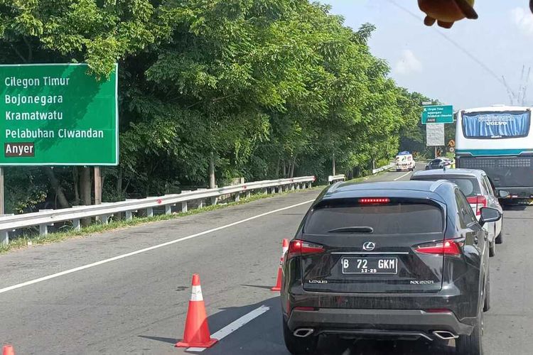 Polisi memberlakukan buka tutup di akses keluar tol di Gerbang tol Cilegon Timur dan Cilegon Barat. Minggu (14/4/2024). KKendaraa dialihkan keluar gerbang tol Merak oleh petugas kepolisian.