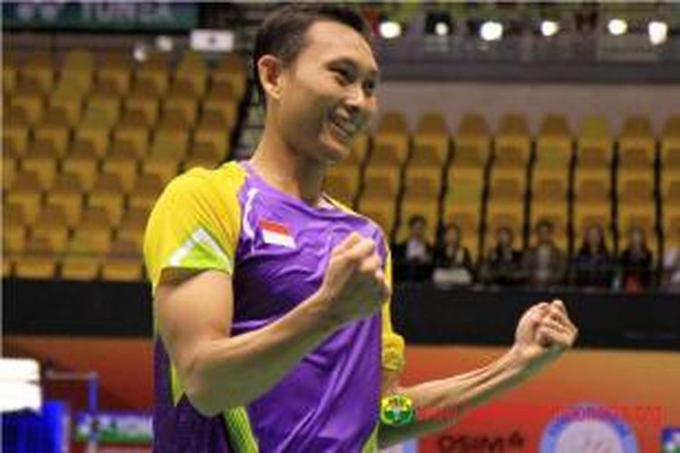 Tunggal putra Indonesia, Sony Dwi Kuncoro, mengepalkan kedua tangannya usai menundukkan tunggal Jepang, Kenichi Tago, pada babak perempat final Hongkong Open Superseries 2013, di Hongkong Coliseum, Jumat (22/11/2013). 