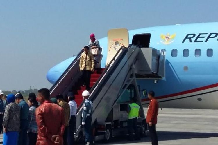 Presiden Joko Widodo keluar dari kabin pesawat kepresidenan di Bandara Juanda Sidoarjo, Jawa Timur, Selasa (25/8). Hari ini Presiden melakukan kunjungan kerja ke sejumlah tempat di Jawa Timur antara lain menghadiri Musyawarah Alim Ulama IX di Surabaya, dialog dengan warga korban luapan lumpur di Sidoarjo, dan meninjau lokasi pembangunan waduk di Trenggalek.