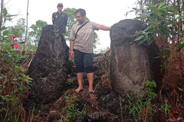 Bersihkan lahan untuk penyekat kebakaran di hutan lindung kawasan GUnung Lawu, warag Desa Kletek temukan rerunttuhan peradaban dari batu yang membentuk struktur bangunan.