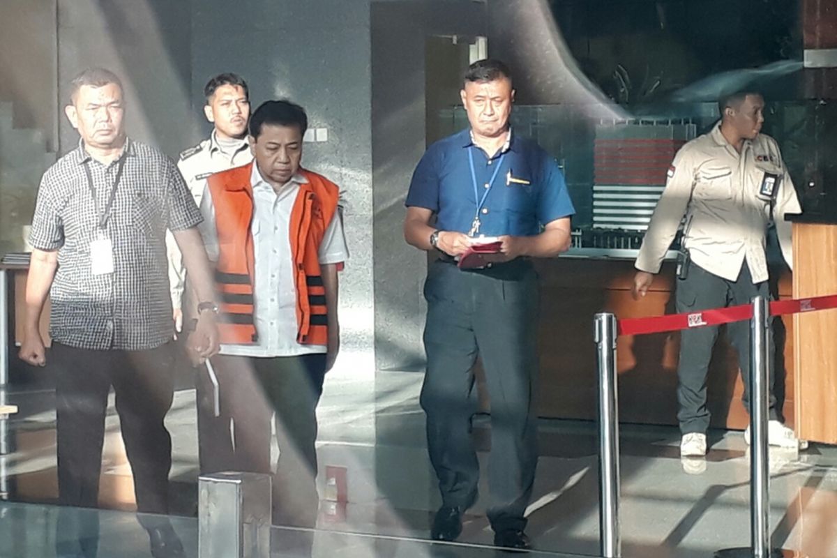Mantan Ketua DPR Setya Novanto usai pemeriksaan di KPK, Selasa (19/12/2017).