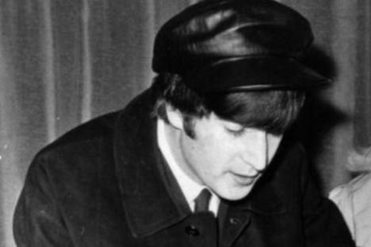 John Lennon dan Cynthia berkenalan ketika sekolah di Liverpool