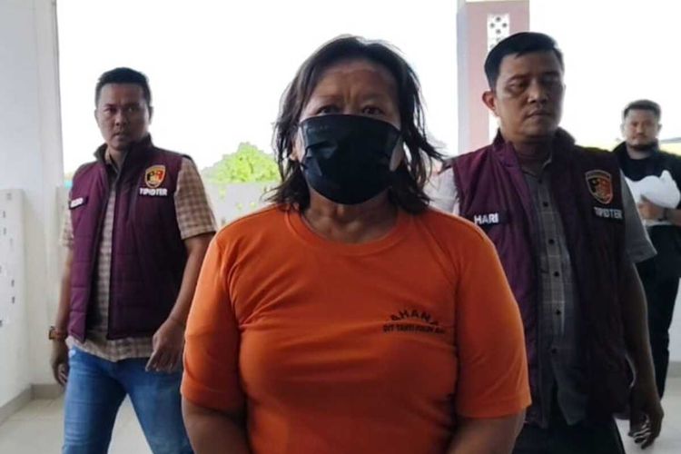 Tersangka perambahan hutan dihadirkan dalam konferensi pers di Mapolda Riau, Jumat (24/10/2025).