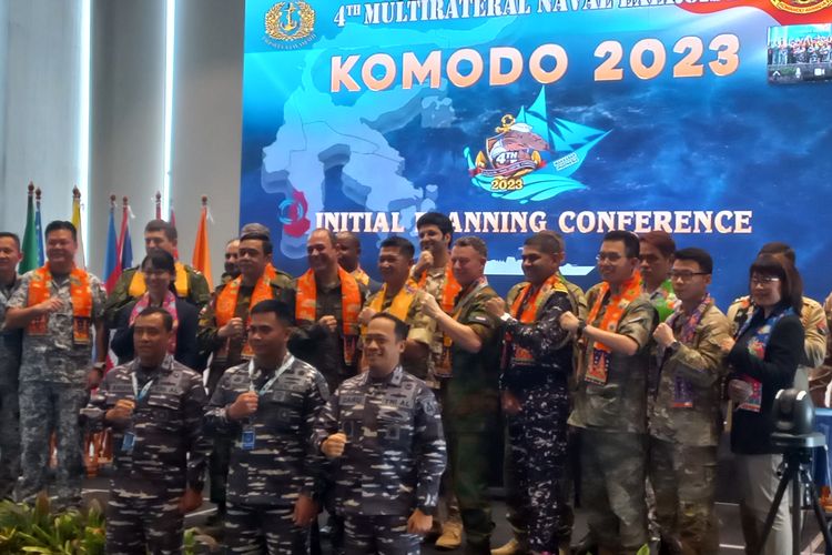 Tentara Nasional Indonesia (TNI) Angkatan Laut (AL) mengajak 48 negara untuk latihan bersama. Latihan itu bertajuk latihan berskala internasional 4th Multilateral Naval Exercise Komodo (MNEK) yang akan diadakan di Makassar, Sulawesi Selatan, pada Juni 2023. Persiapan dilakukan di Kemayoran, Jakarta Pusat, Rabu (21/12/2022).