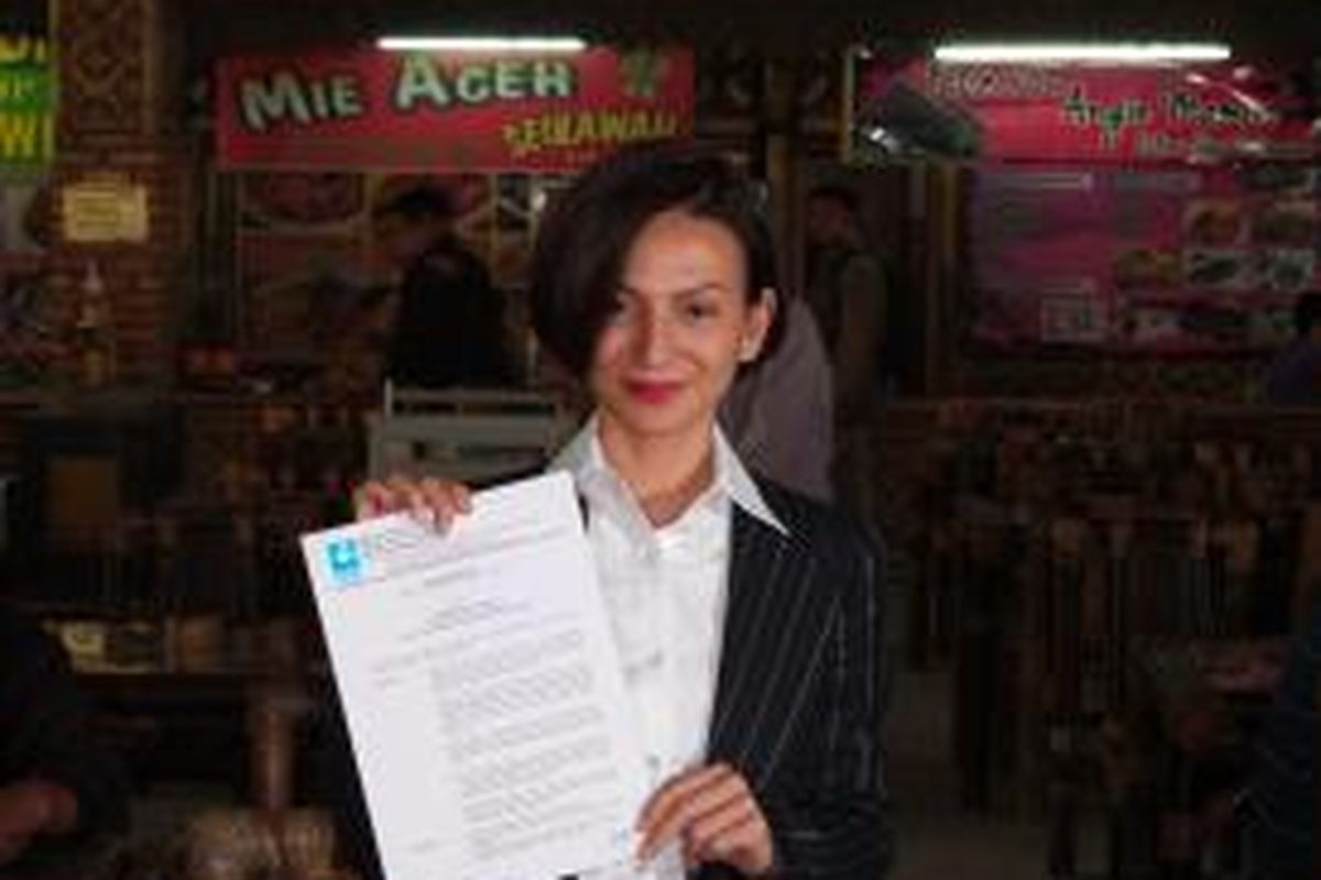 Wanda Hamidah saat mengumumkan seputar pemberhentiannya dari PAN, Selasa (16/9/2014)