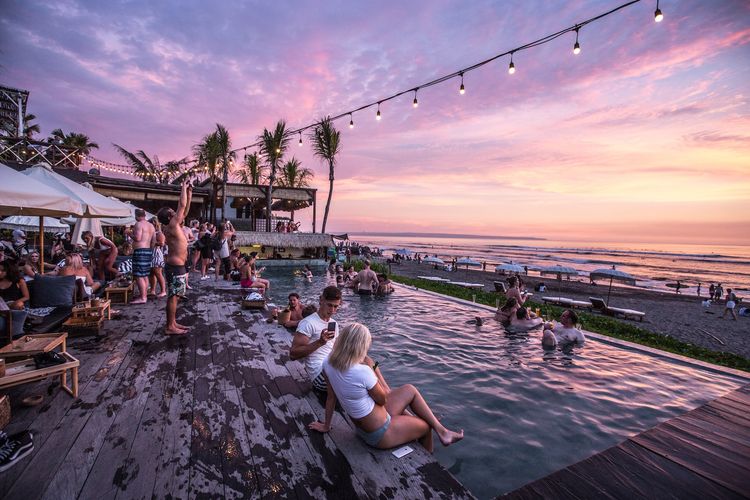 Suasana beach club di Canggu, salah satu tempat melihat sunset di Bali. 