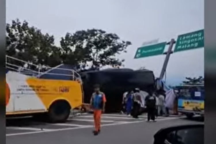 Kecelakaan bus rombongan siswa SMA Negeri 1 Porong Sidoarjo terjadi di Jalan Tol Malang-Pasuruan, Sabtu (1/2/2025).