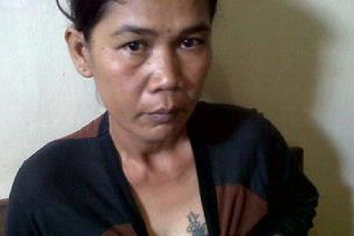 Seorang pencopet diamuk massa setelah tertangkap sedang beraksi di Pasar Kranggan, Yogyakarta, Selasa (28/3/2012).