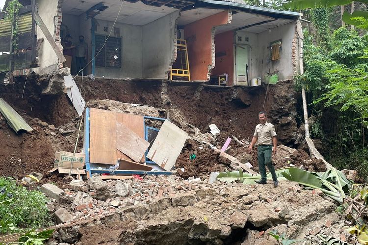 Sebuah rumah di Desa Margajaya, Kecamatan Ngamprah, Kabupaten Bandung Barat tergerus longsor, Selasa (11/10/2022).